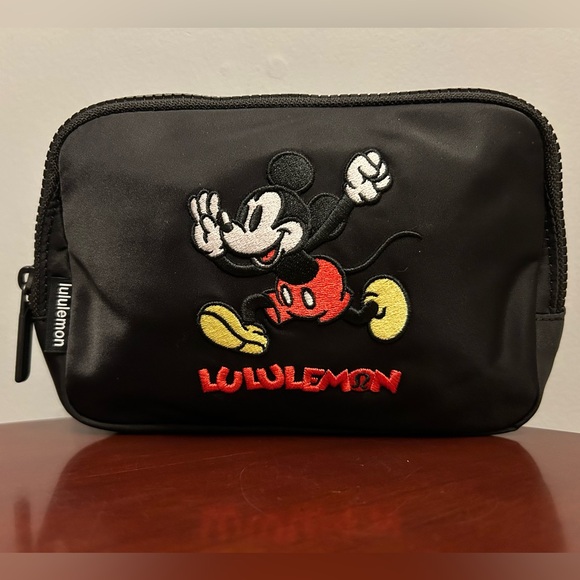 Disney x Lululemon Everywhere Belt Bag Long Strap 1L Mickey in Motion BNWT - Picture 2 of 7